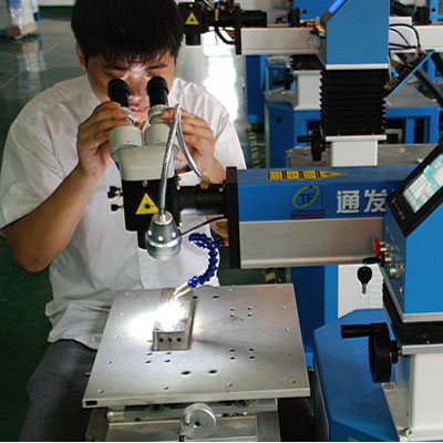 針對稍大模具,可轉向觀察操作